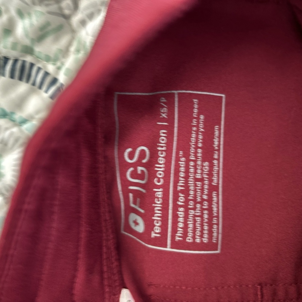 Figs maroon scrubs XS, XSP